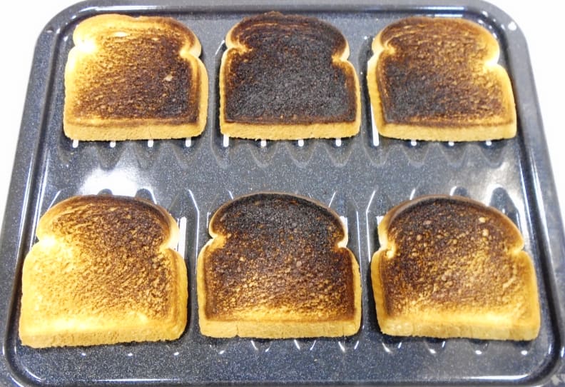 Bread toasted in the broiler showed a hotspot in the center of the heating unit.