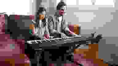 一个女孩在音乐课上和她的新键盘钢琴。