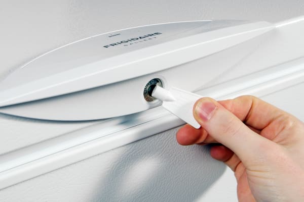 Despite its large width, the Frigidaire Gallery FGCH25M8LW has a typically small handle. The door lock is a nice touch.