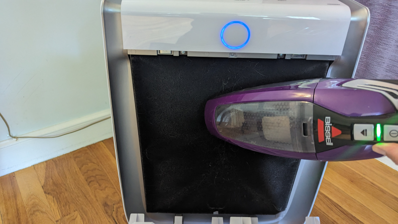 A Bissell vacuum vacuums the Air Doctor Pro 3500i.