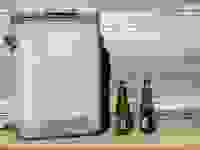 The Brümate Magpack next to two bottles of beer.