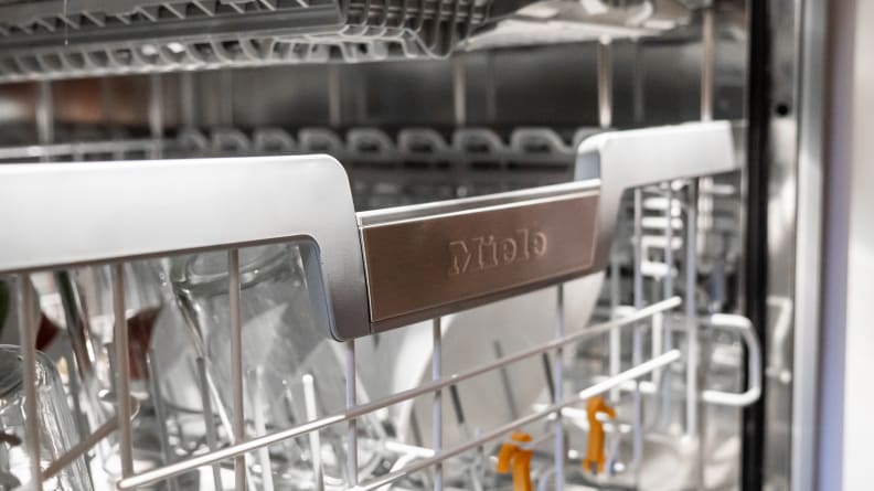 The Miele G 7566 middle rack logo