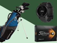 一张图片是一套高尔夫球杆装在一个蓝色的袋子里，放在一个架子上，旁边是一盒Titleist高尔夫球，还有一块Garmin S12 GPS手表。