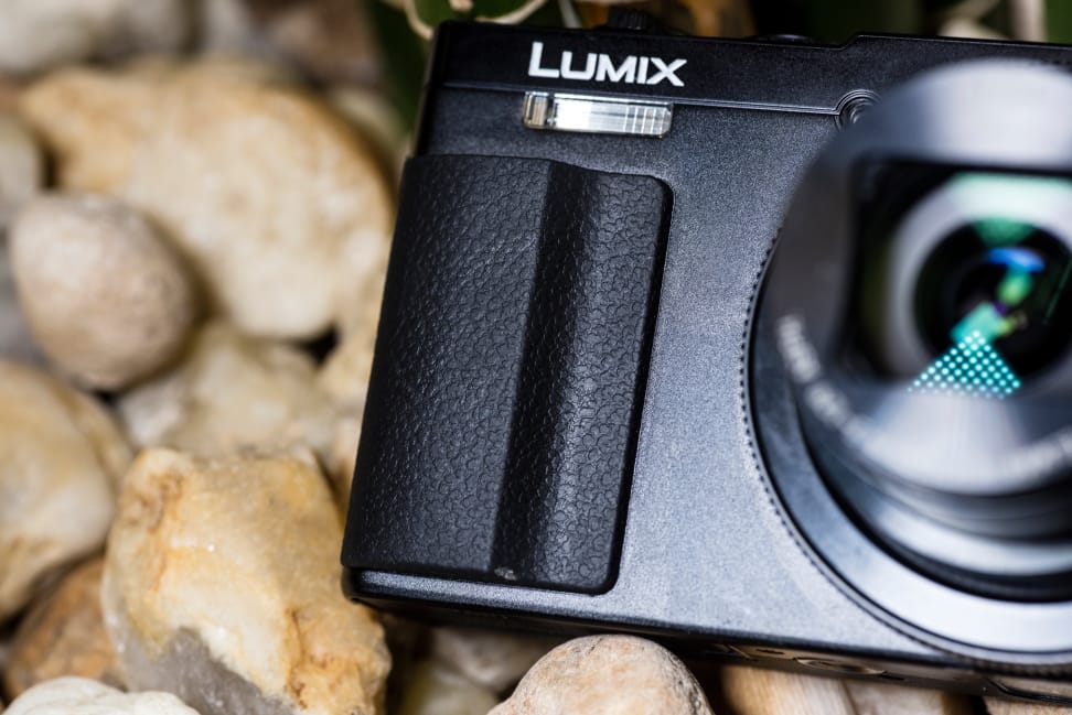 Panasonic-Lumix-ZS50-Review-Design-Grip.jpg