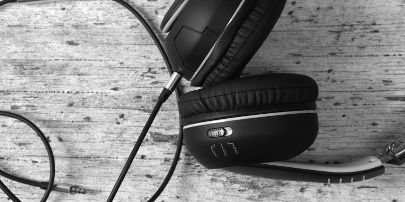 The Monoprice ANC headphones have a slider on the right earcup that lets you activate the Bass Boost or Active Noise Cancellation.