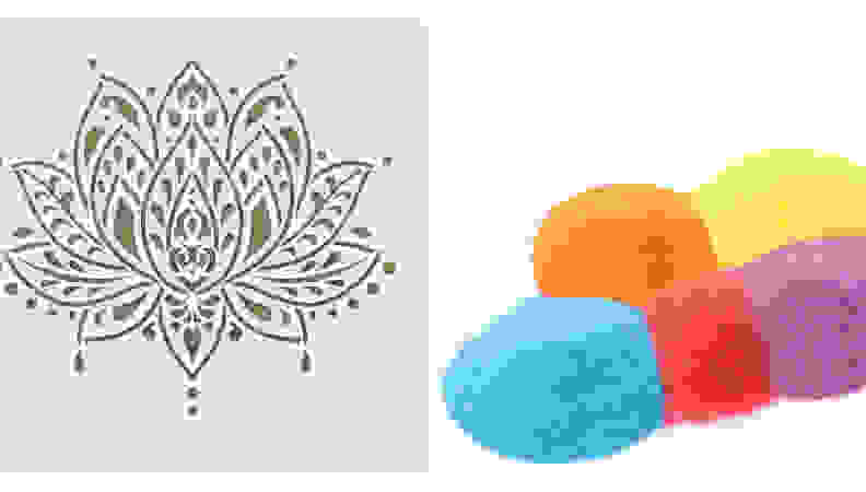 在左边：一朵莲花的模板。右边：5堆不同的颜色沙子。