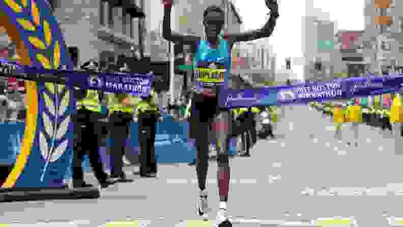 Edna Kiplagat crossing the finish line in first place in her pair of Nike Zoom Vaporfly 4%s at the 2017 Boston Marathon..