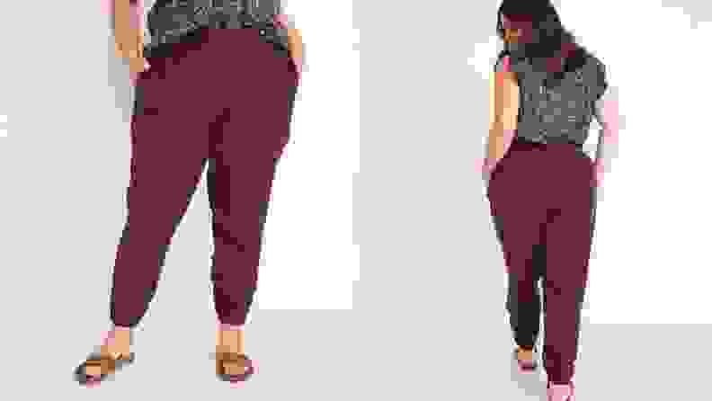 一个模特穿着酒红色的慢跑裤。