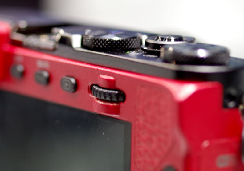 There's just the lone control dial on the GM5, letting you make manual adjustments to certain settings.