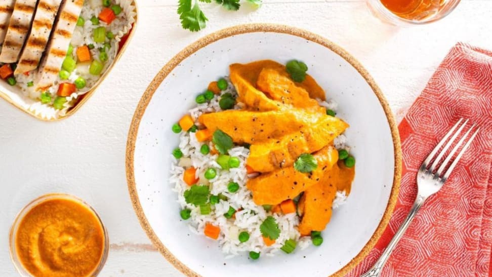 黄油鸡配印度香米饭是众多快速太阳篮子晚餐之一。