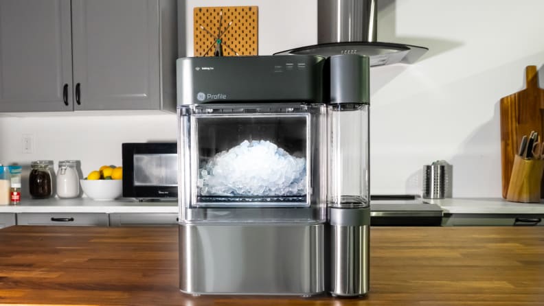 Máquina de fazer gelo GE Profile Opal 2.0 em uma bancada de cozinha