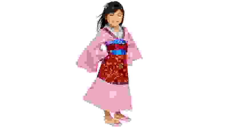 A child dressed as Mulan