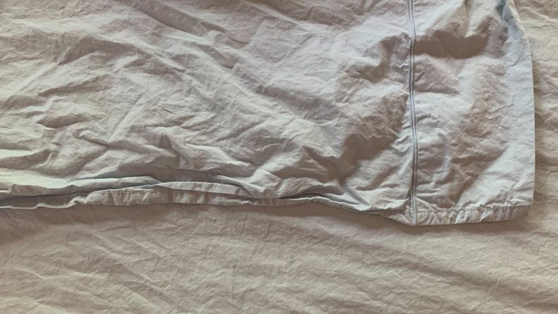 The image shows wrinkly sheets with a baratta stitch.