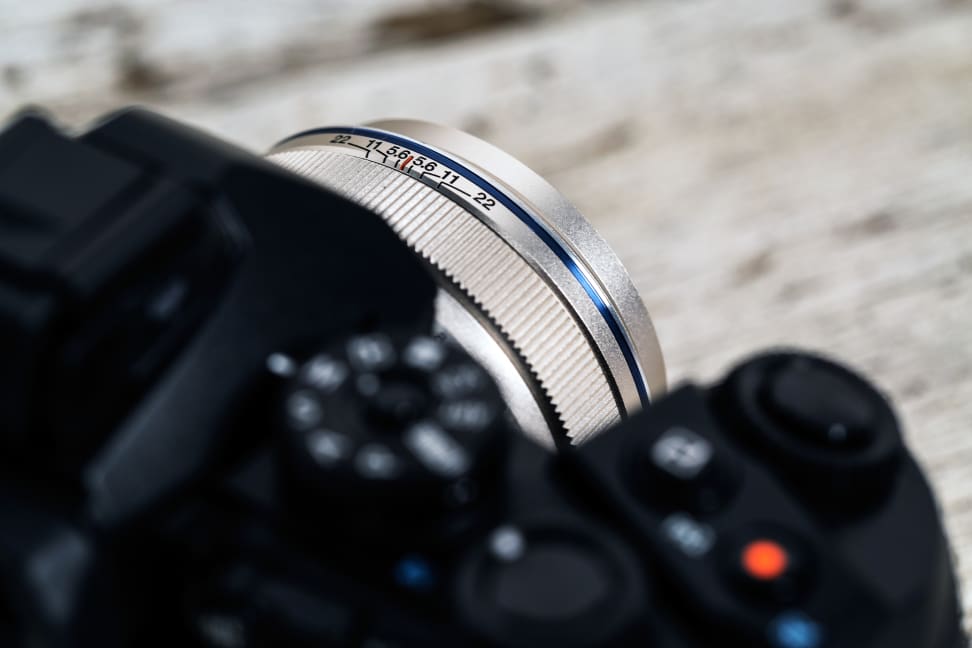 olympus-17mm-review-design-camera-top.jpg