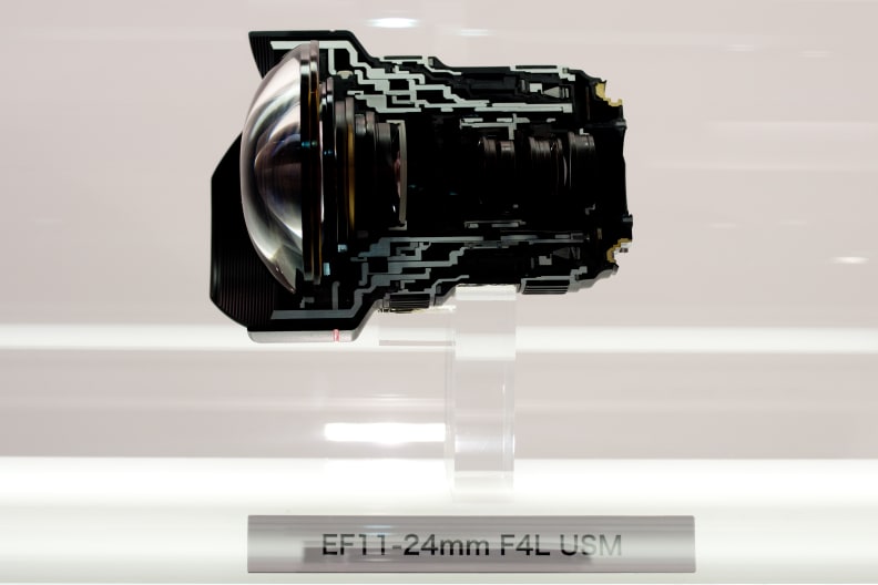 When viewed in all its glory, the internals of the 11-24mm f/4L are extremely impressive.