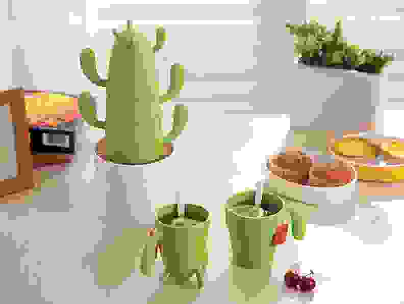 These fun mugs make a cactus when you stack them.