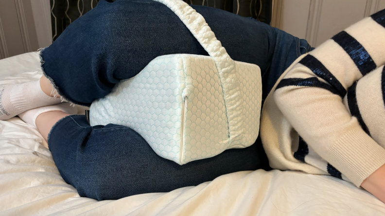 A tester uses the King Pavonini cooling pillow between her thighs