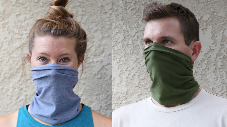 On the left: a woman wearing a light blue gaiter. On the right: a man wearing an olive green gaiter.