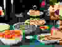 一张感恩节大餐的照片，包括牛肉里脊片和节日配菜。