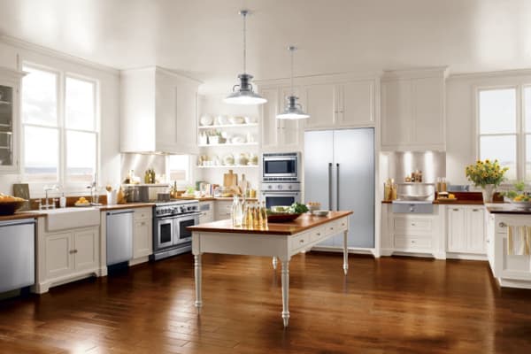 明亮的传统厨房，配有Thermador 24英寸蓝宝石系列洗碗机，以及30英寸壁式烤箱和48英寸煤气灶。