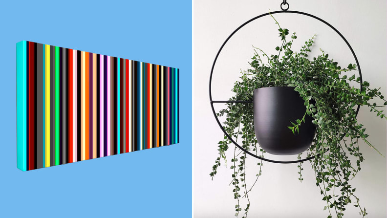 Po lewej kolorowa grafika ścienna z TheModernArtShop.  Po prawej wisząca roślina doniczkowa.
