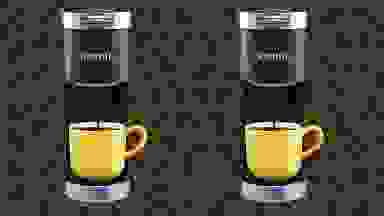 两个黑色Keurig咖啡机在咖啡豆背景前将咖啡冲入黄色杯子。