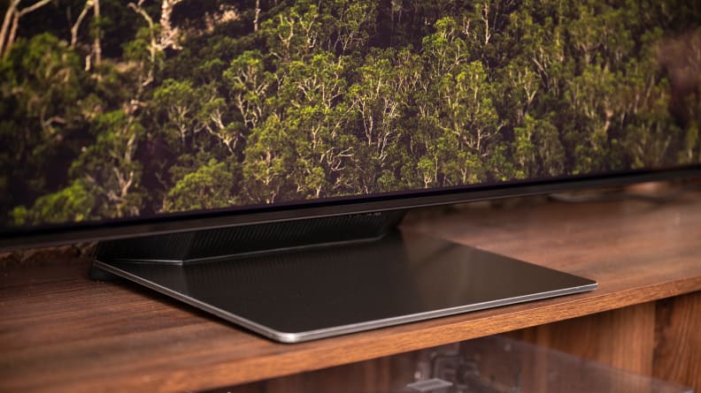 Едър план на поставка в стил пиедестал на Samsung S95B