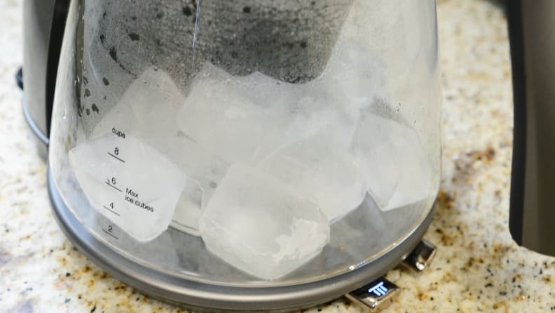 This De'Longhi brewer can tell you how much ice it needs to make the perfect iced coffee.