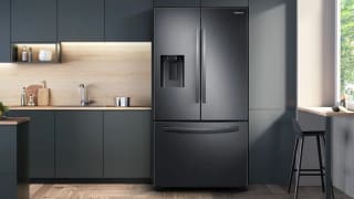 图为现代厨房里三星RF27T5201SG法式门冰箱的正面。