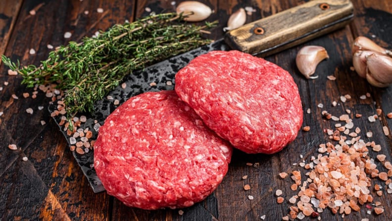 La carne fresca con hierbas está lista para cocinar.