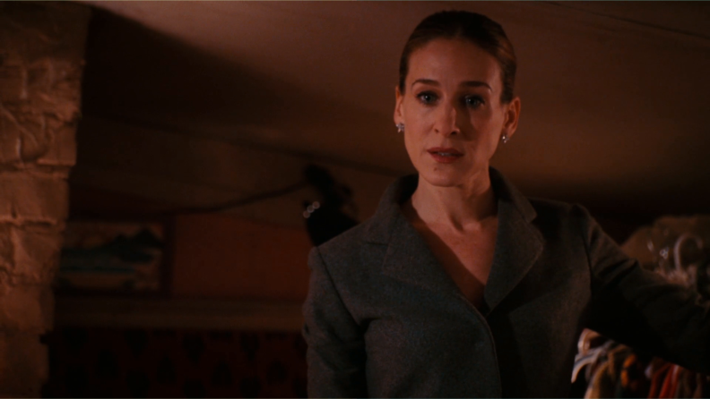 In Family Stone (2005), a notoriously-throaty Meredith Morton (Sarah Jessica Parker) tries to keep her calm while being forced to take over the room of angry futuer sister-in-law Amy Stone (Rachel McAdams)