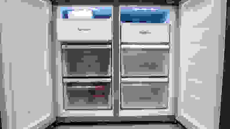 The freezer of the Hisense HQD20058SV consists of two columns, with  three drawers each.