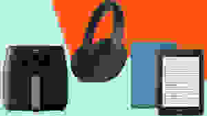 空中炸锅，黑色耳机和彩色背景的电子阅读器。