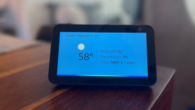 A second-gen Echo Show 5 displays the current weather conditions in Florida.