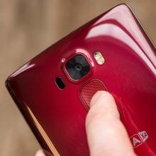 lg-g-flex-2-review-design-camera.jpg