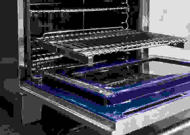 Oven cavity with gliding rack