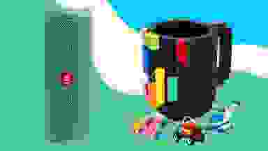 一个蓝牙扬声器和一个乐高马克杯在一个彩色的背景。