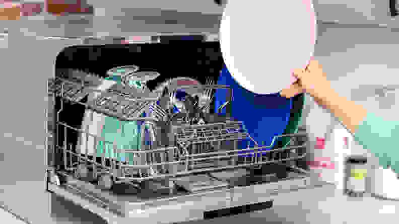台面洗碗机通常可以容纳六种餐具，包括一个盘子，一个碗，一个玻璃杯，一个叉子，一个勺子和一把刀。