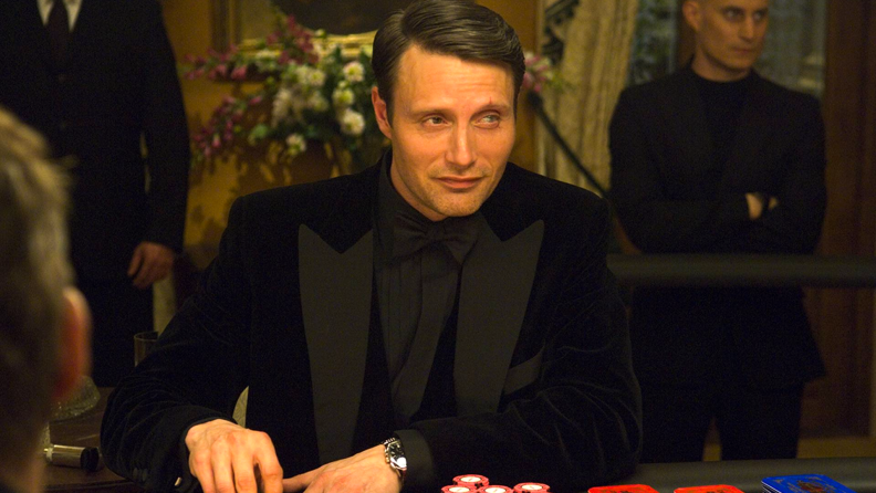 在《皇家赌场》(Casino Royale)中，麦德斯·米克尔森(Mads Mikkelsen)饰演阴险的勒西弗(Le Chiffre)。