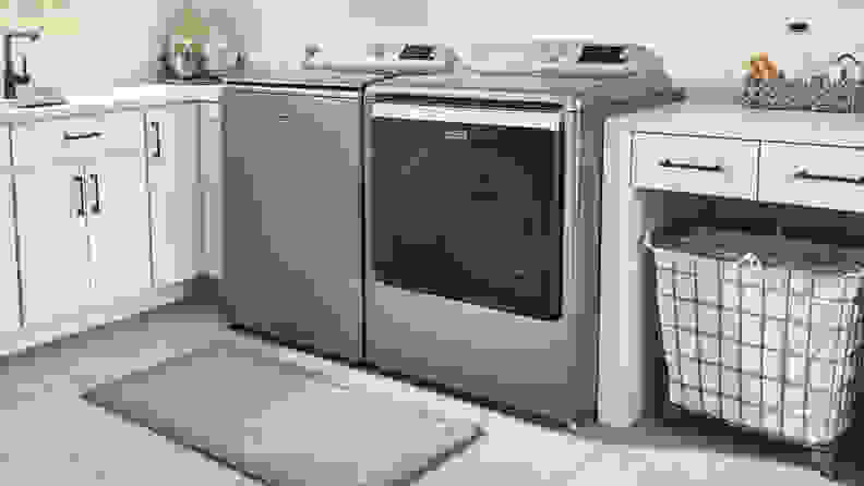 美泰格MED8230HC烘干机在一间漂亮的洗衣房里的梳妆照。