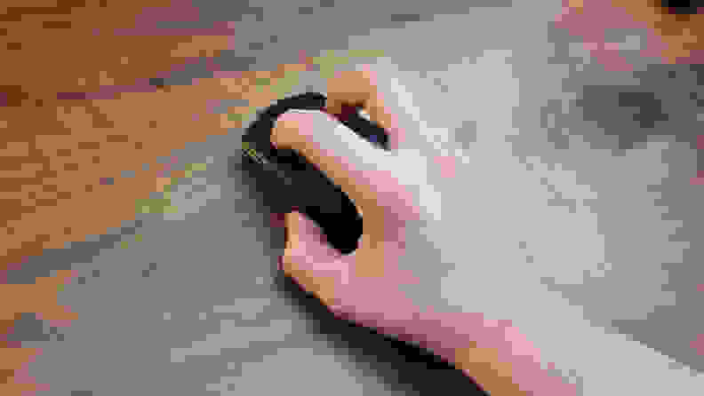 A man using a mouse with a claw grip