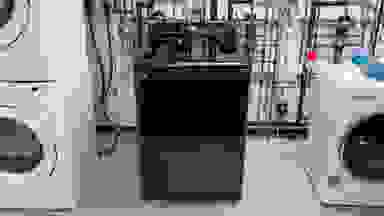A black washing machine sits in the Reviewed lab.
