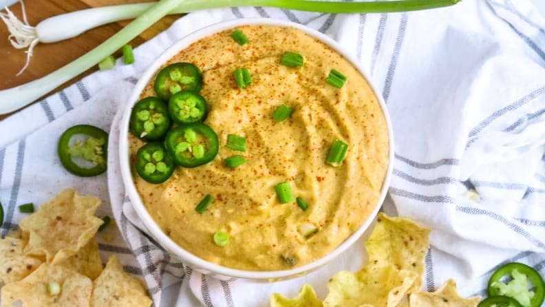 Salsa de queso vegano con chiles jalapeños y totopos