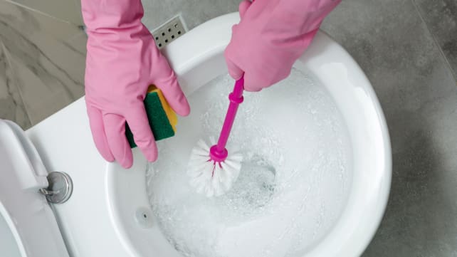 GettyImages-Cleaning-toilet