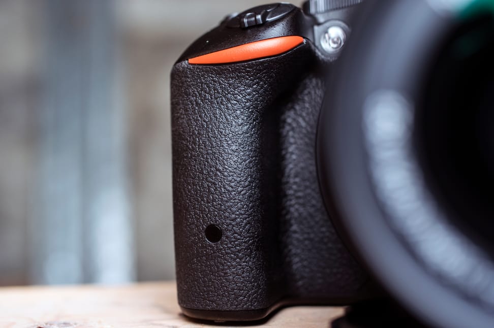Nikon-D5500-Review-Design-Grip.jpg