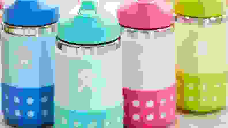 四瓶12盎司的瓶装水，颜色各异。