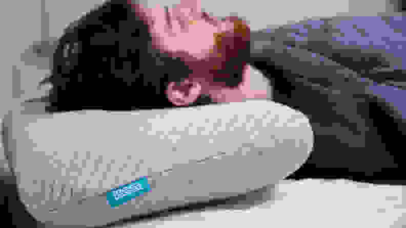 a man sleeps on the leesa pillow