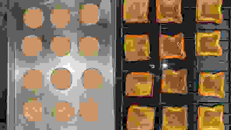 Side-by-side images of a batch of cookies and slices of toast on the rack of the Café CHS900P2MS1, showing an even bake.