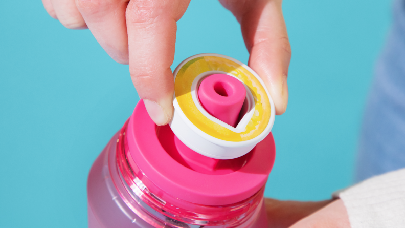 Person installing a flavor pod on pink Air Up bottle