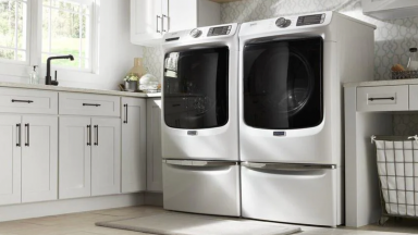 Maytag MHW5630HW洗衣机旁边配套烘干机的照片